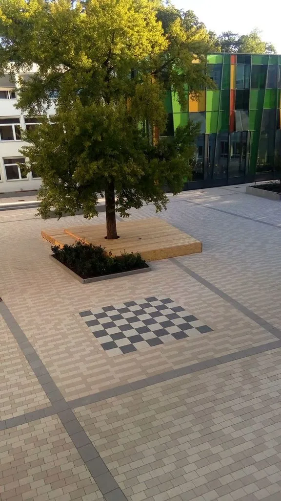 schulhofneukrs.jpg