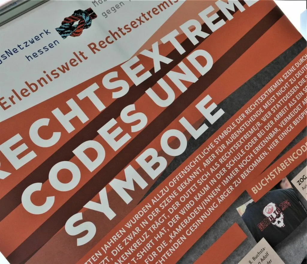 rechtsaussenmittendrin.jpg