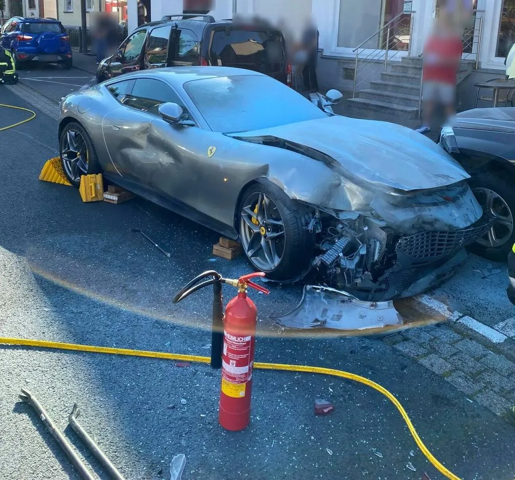 ferrariunfallroden.jpg