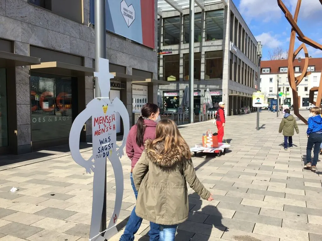 menschistmenschhanau2.jpg
