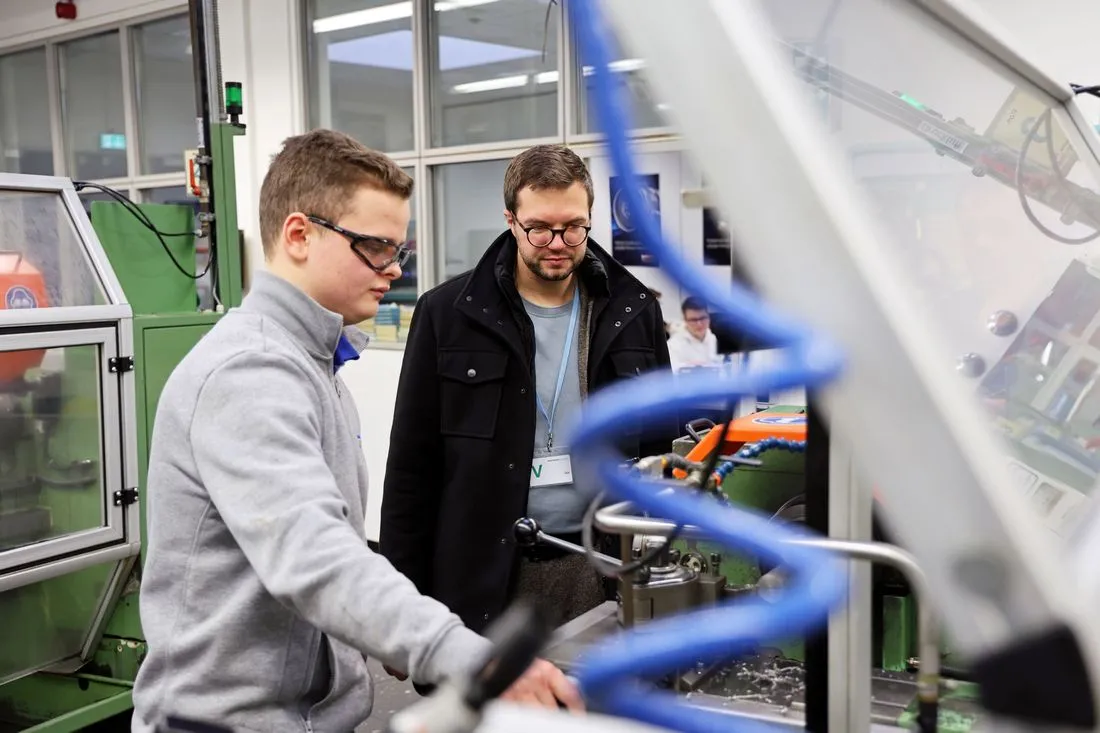 „Miteinander. Arbeiten“: Bürgermeister Dr. Bieri diskutiert Arbeitsmarktpolitik mit Evonik