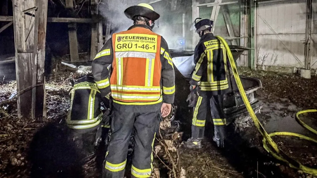 Gründau: Pkw geht in Flammen auf