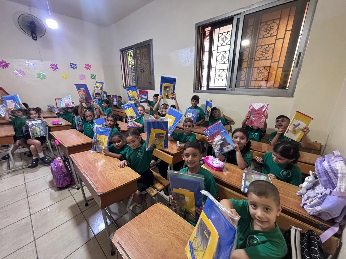 Schüler im Libanon begeistert über „Schulpäckchen“ von Helping Hands