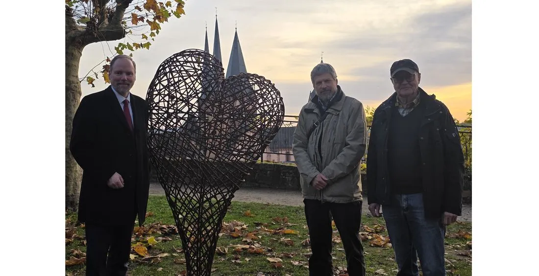 Neue Skulptur von Faxe Müller: „Liebesherz“ im Gelnhäuser Stadtgarten