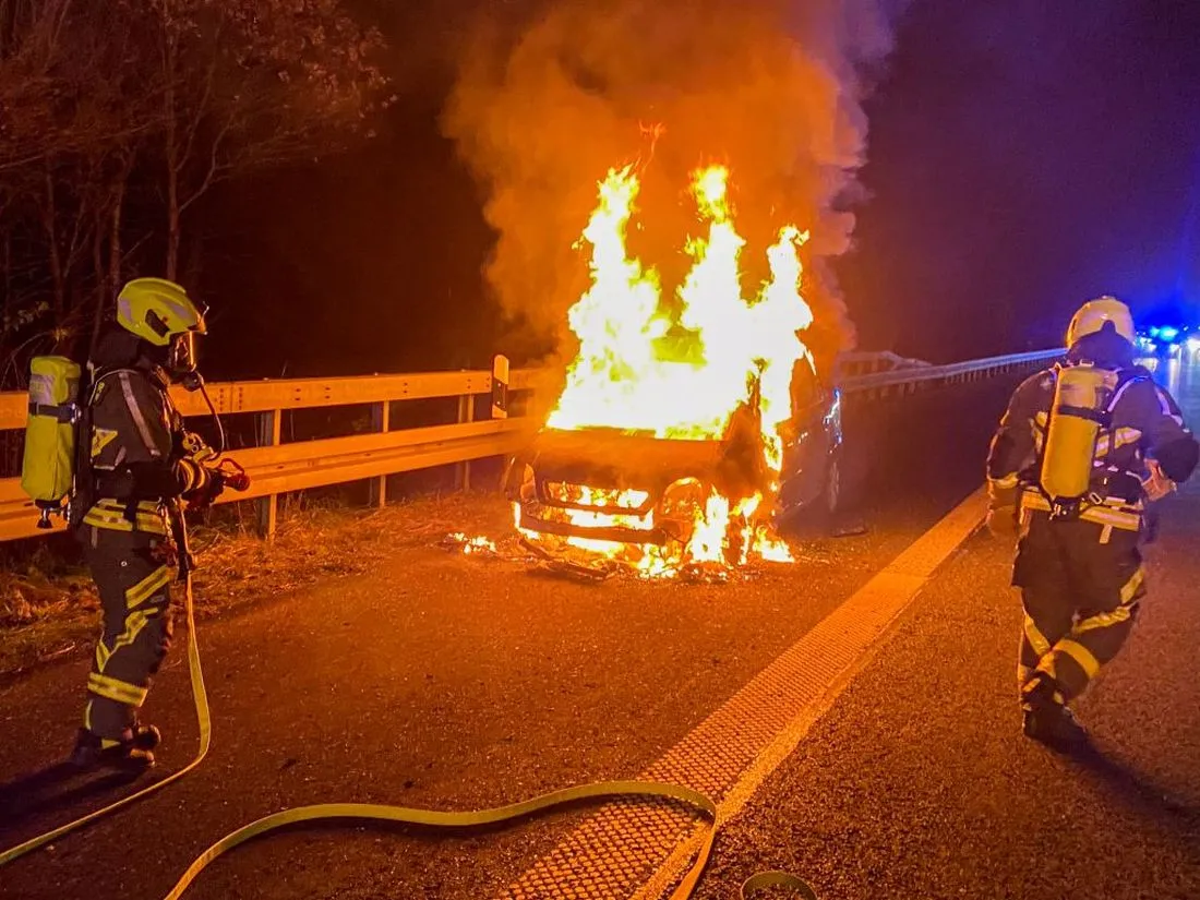 A66: Feuerwehr Langenselbold löscht brennenden Pkw aus Erlensee