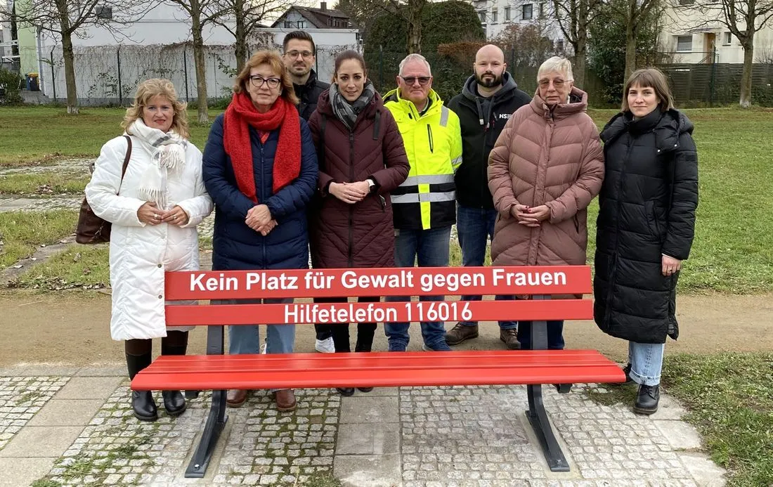 Rote Bänke setzen sichtbares Zeichen gegen Gewalt an Frauen