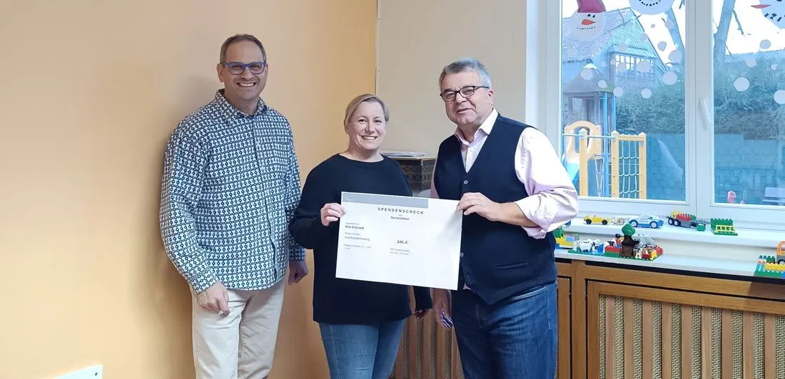 Spende nach Spielplatzfest an Kita übergeben
