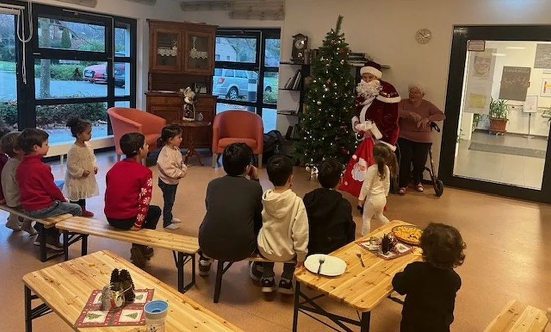 Kindertagespflege feiert Weihnachten: Begegnung zwischen Jung und Alt