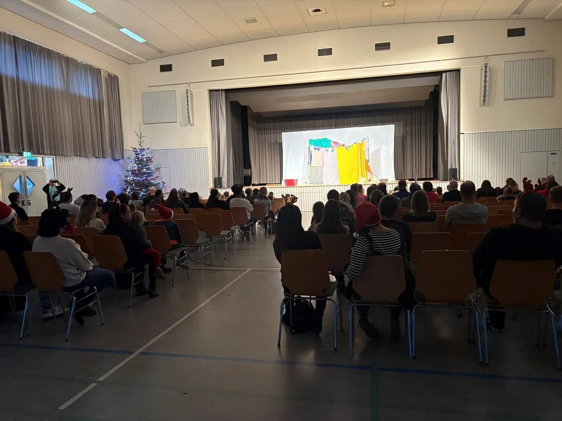 Weihnachtstheater im KiFaZ Sandweg begeistert Groß und Klein