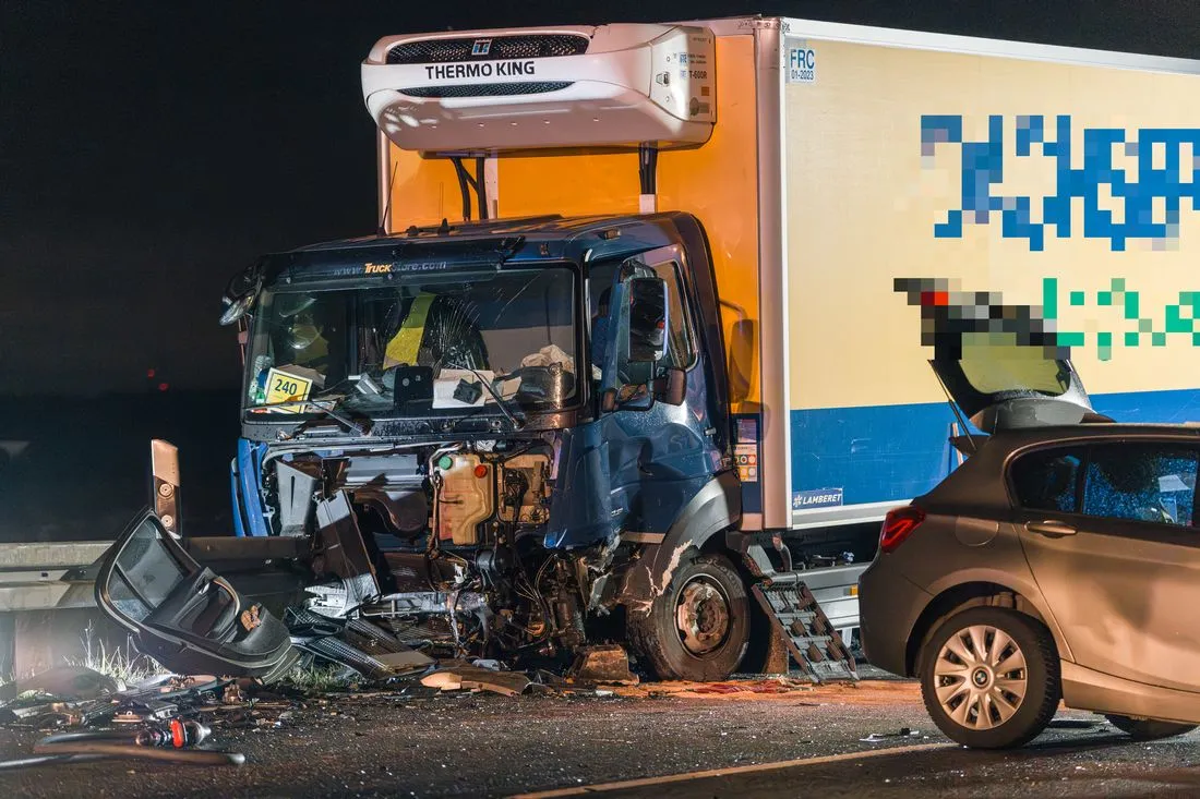 Schwerer Unfall in Erlensee: Pkw kracht in Lkw