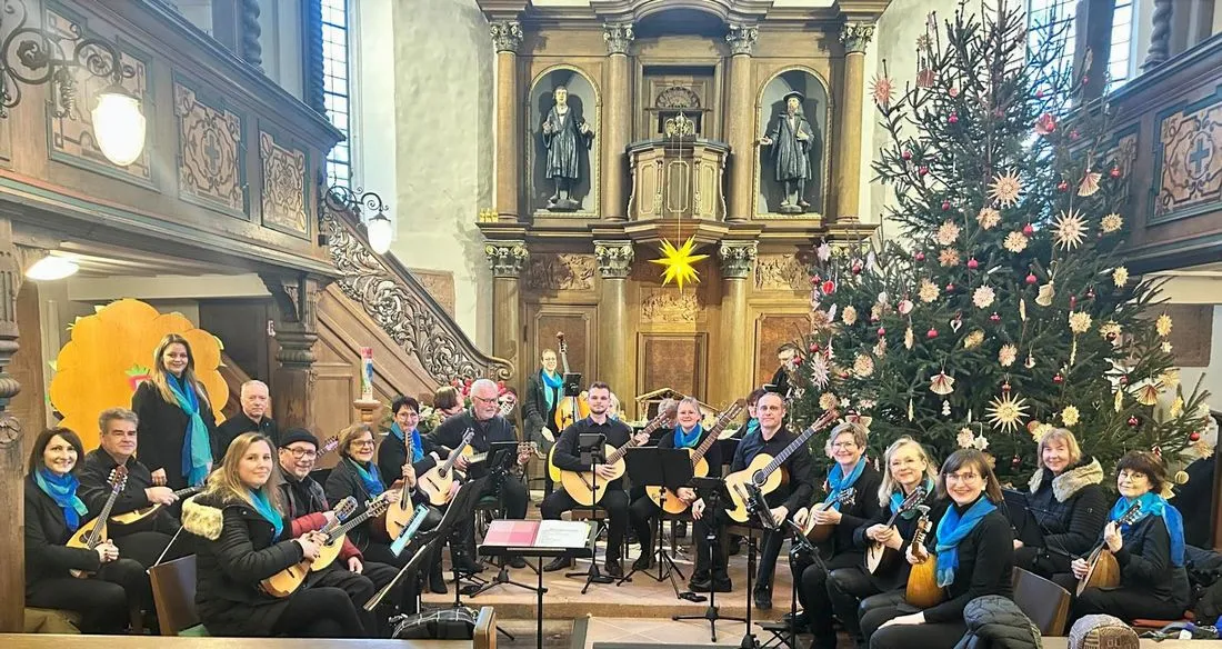 Zupfmusiker begeistern in der Schlosskirche Meerholz