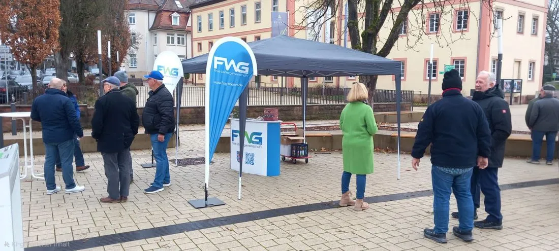 Infostand am Salinenplatz: Freie Wählergemeinschaft trotzt Wetter