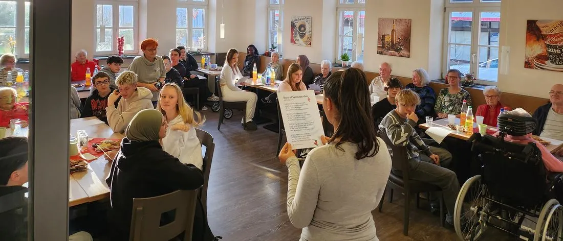 Lindenauschule: Schüler gestalten Adventsgestecke