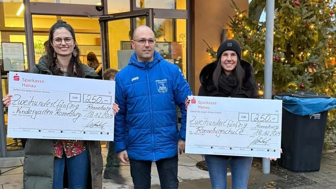 Spendenübergabe auf dem Weihnachtsmarkt