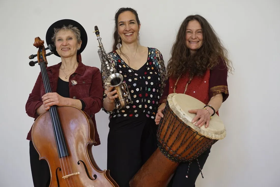 Theatrium Steinau: „Weihnachten wie es wirklich war“ mit dem Acht Ohren Trio