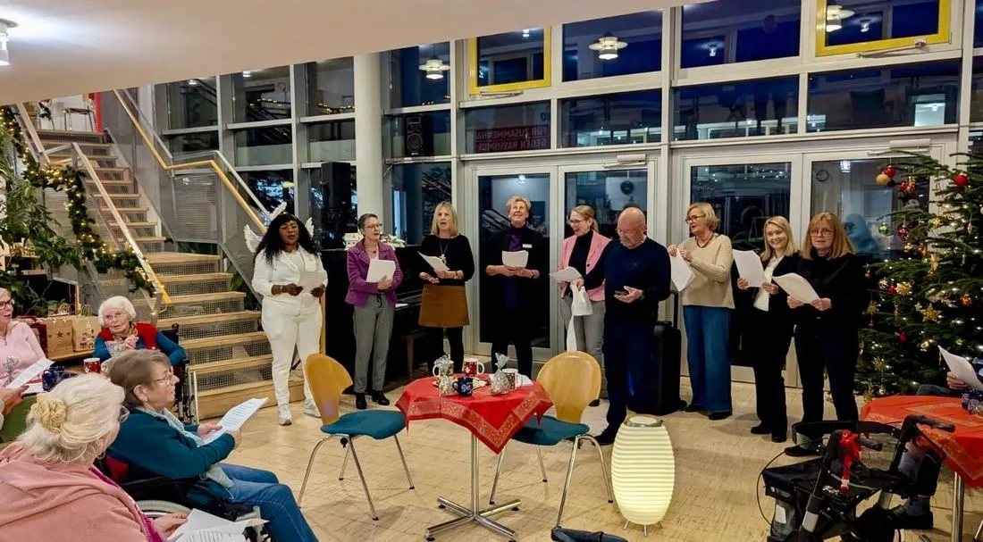 100 Geschenkpäckchen beim Weihnachtssingen übergeben
