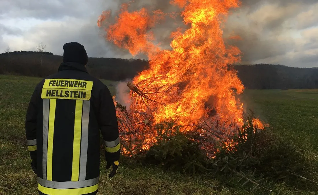 Jugendfeuerwehr sammelt Weihnachtsbäume ein
