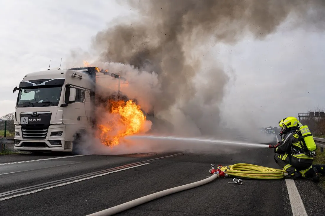 A66/Langenselbold: Einsatzende nach Lkw-Brand noch nicht absehbar