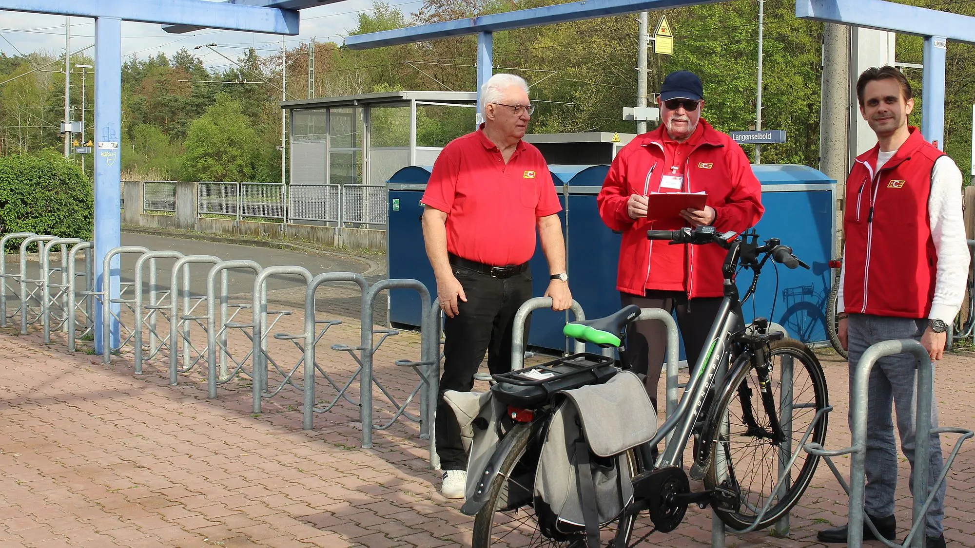 Langenselbold: ACE testet Fahrradabstellanlagen am Bahnhof
