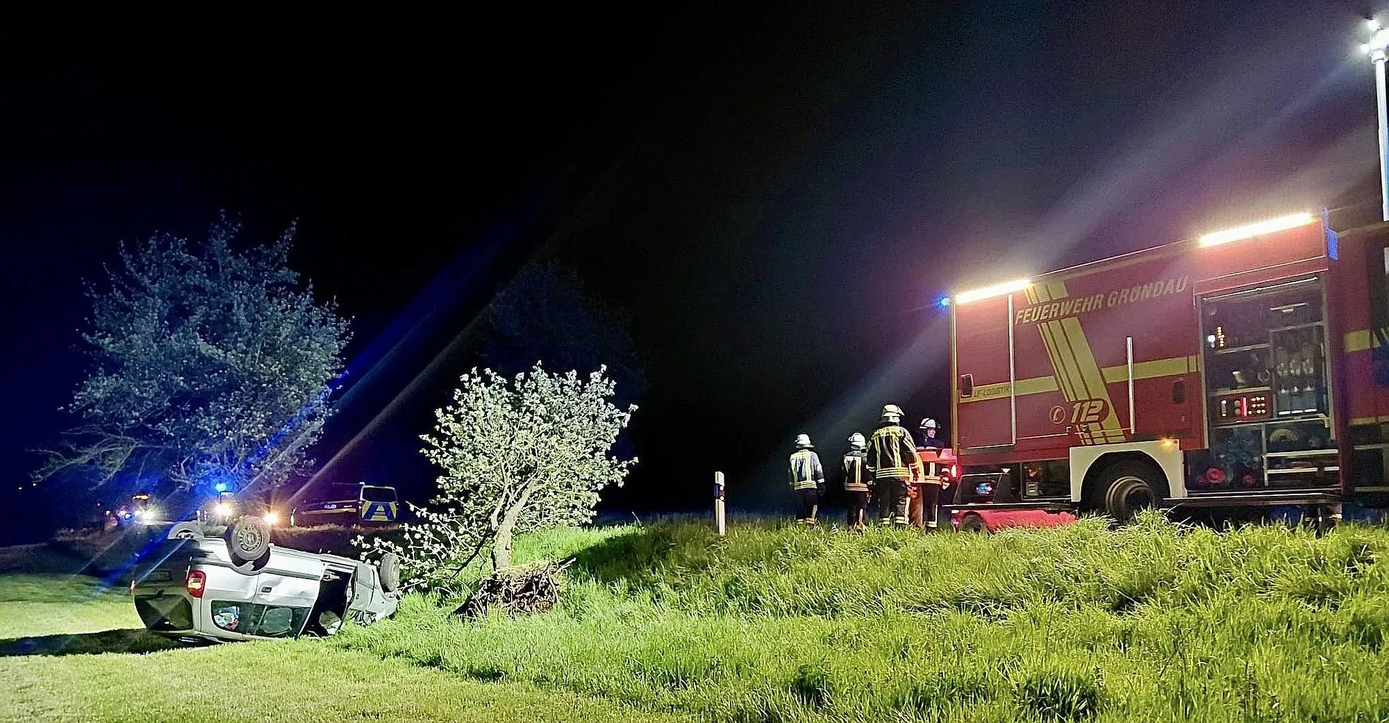 Gründau: Ausweichmanöver führt zu Kollision mit Baum