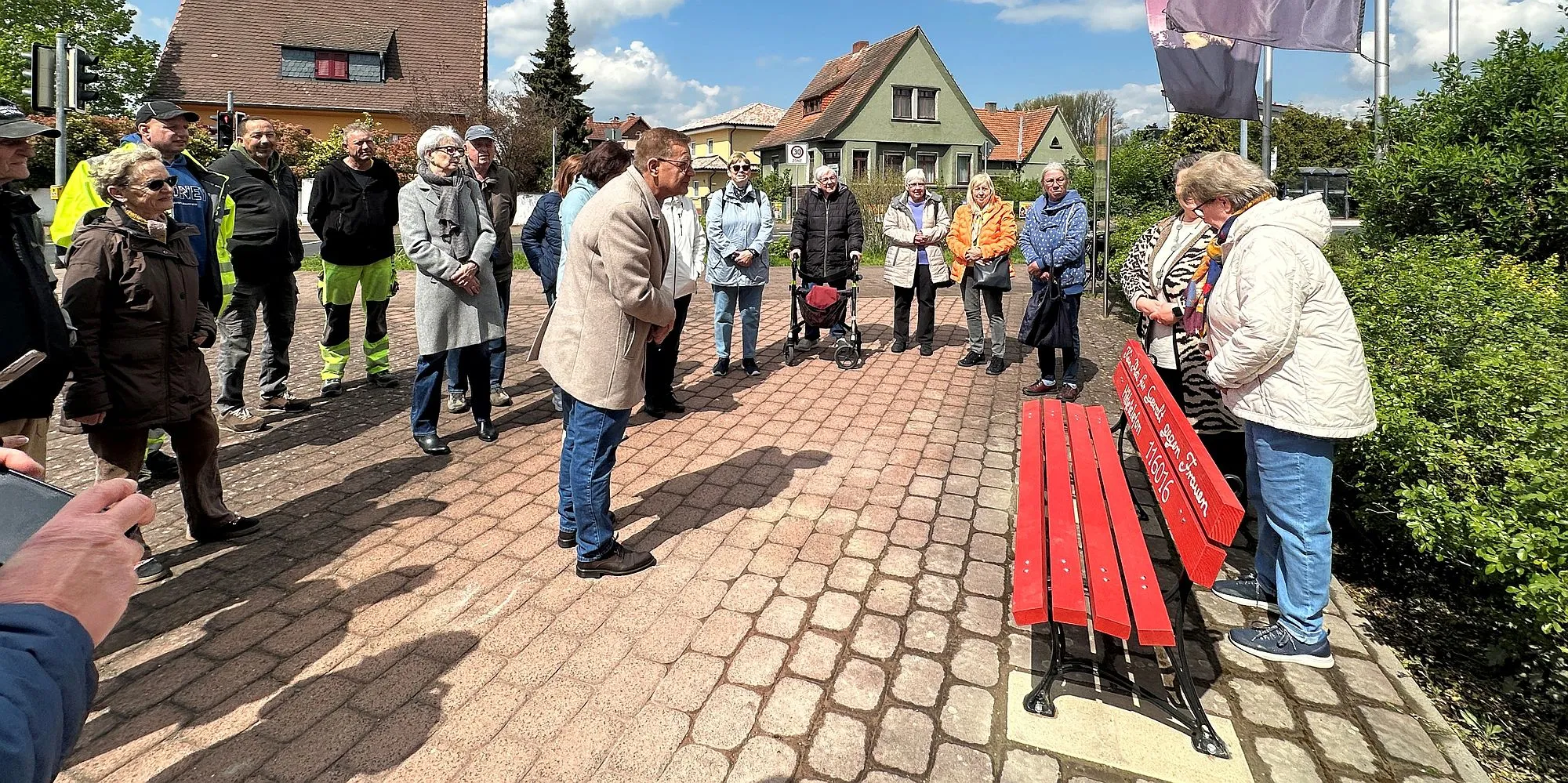Marion Walter spendet erste rote Bank: „Kein Platz für Gewalt gegen Frauen“