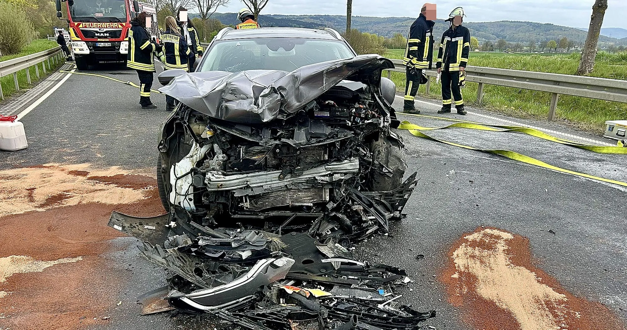 Gründau / Büdingen: Ersthelfer retten Unfallopfer aus brennendem Pkw