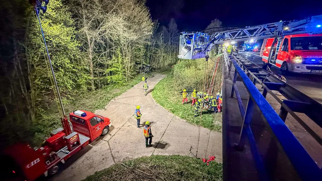 A66/Langenselbold: Pkw durchbricht Schutzplanke und landet im Wald