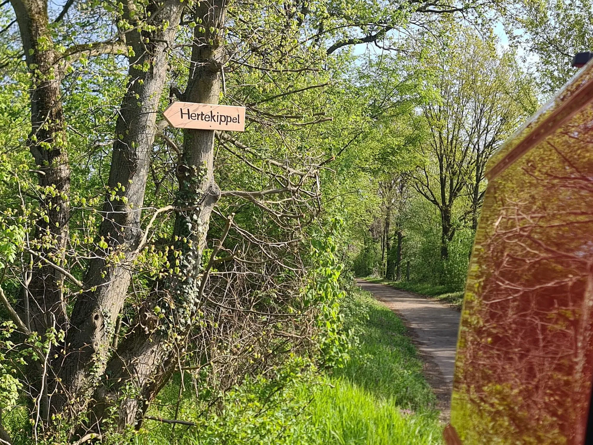 Neues Hinweisschild „Hertekippel“ hängt