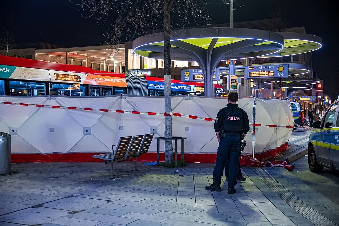 Messerattacke auf Hanauer Freiheitsplatz: 25-Jähriger in Klinik verstorben