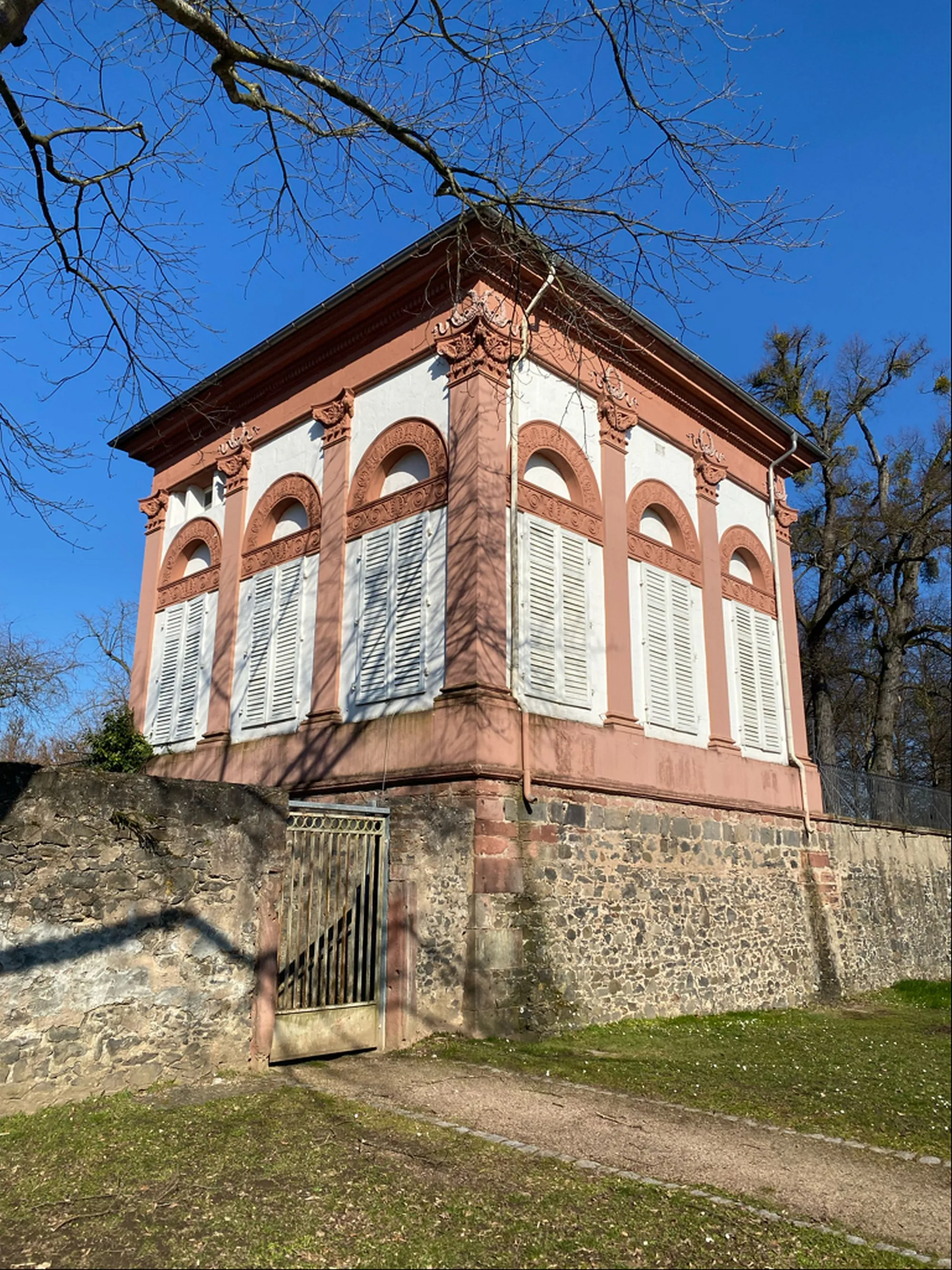 „Objekt der Woche“ #313: Historisches Teehaus im Schlosspark Philippsruhe