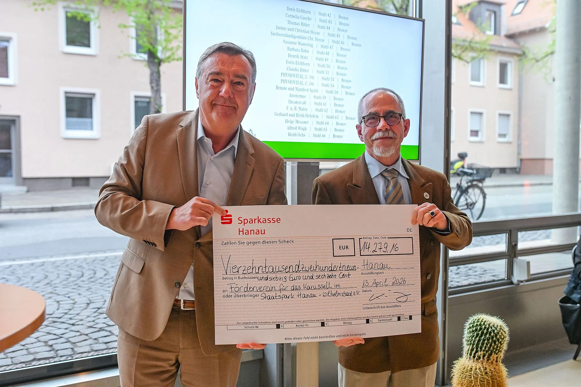 Stuhlpatenschaften für das Comoedienhaus zahlen sich aus