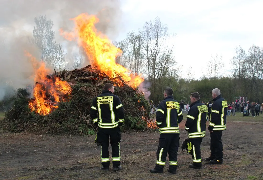 „Feuer und Flamme!“: Viele Besucher bei Osterfeuer in Rodenbach