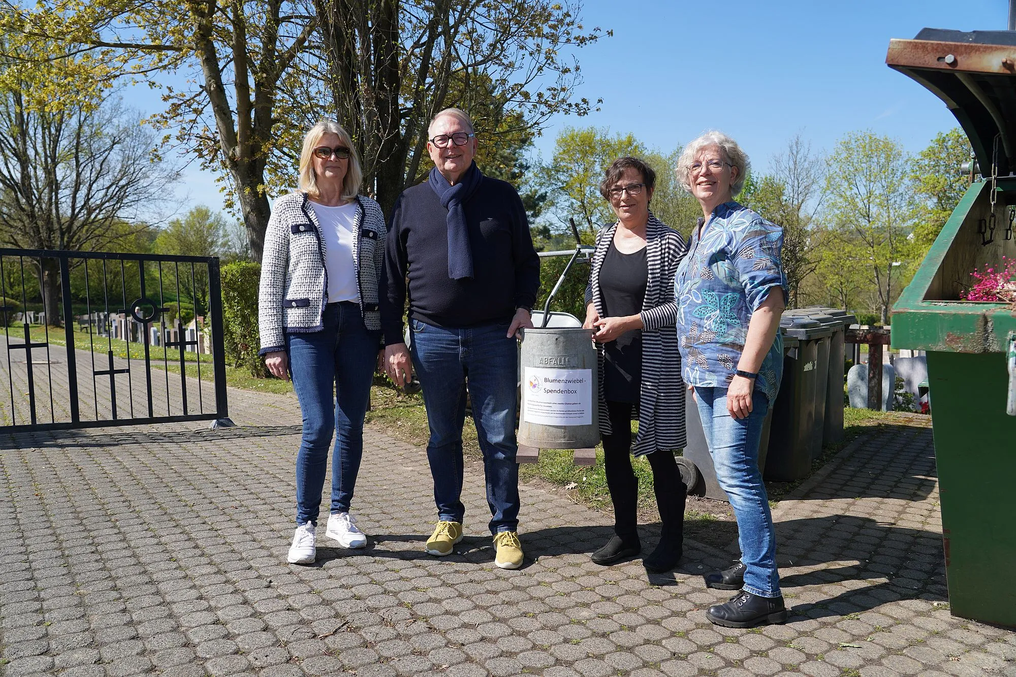 Blumenzwiebeln spenden statt entsorgen: Sammelbehälter auf Friedhöfen