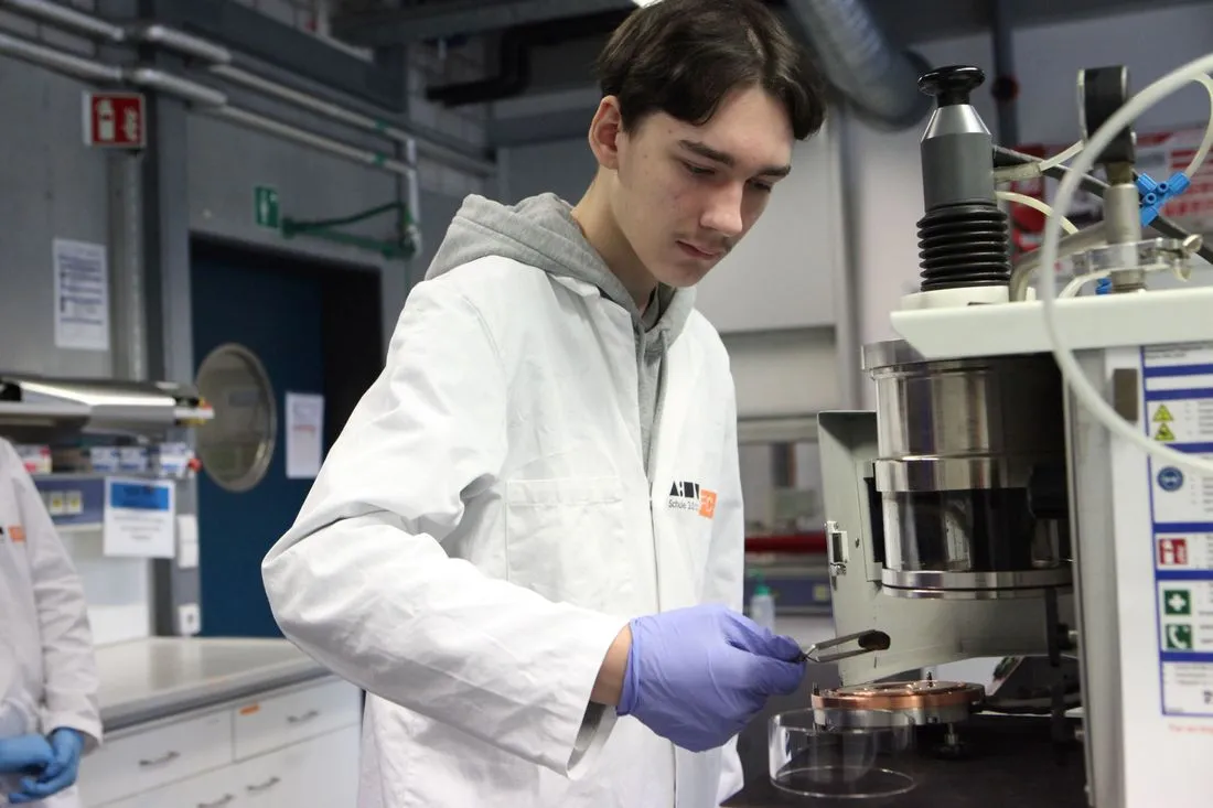 HOLA: Daniel Gait beim 40. Erfinderlabor des Zentrums für Chemie
