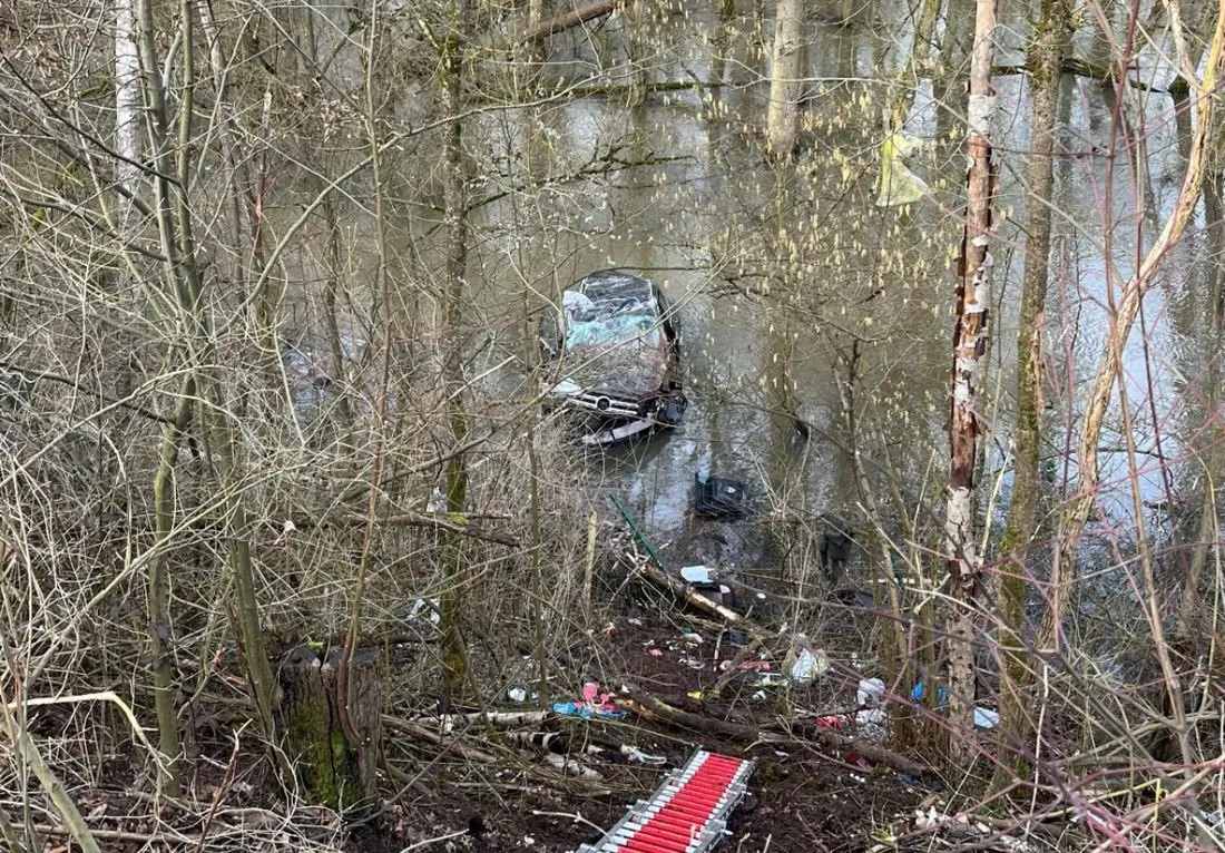 Hanauer Kreuz: Feuerwehr rettet Fahrer aus Mercedes in Hochwasser
