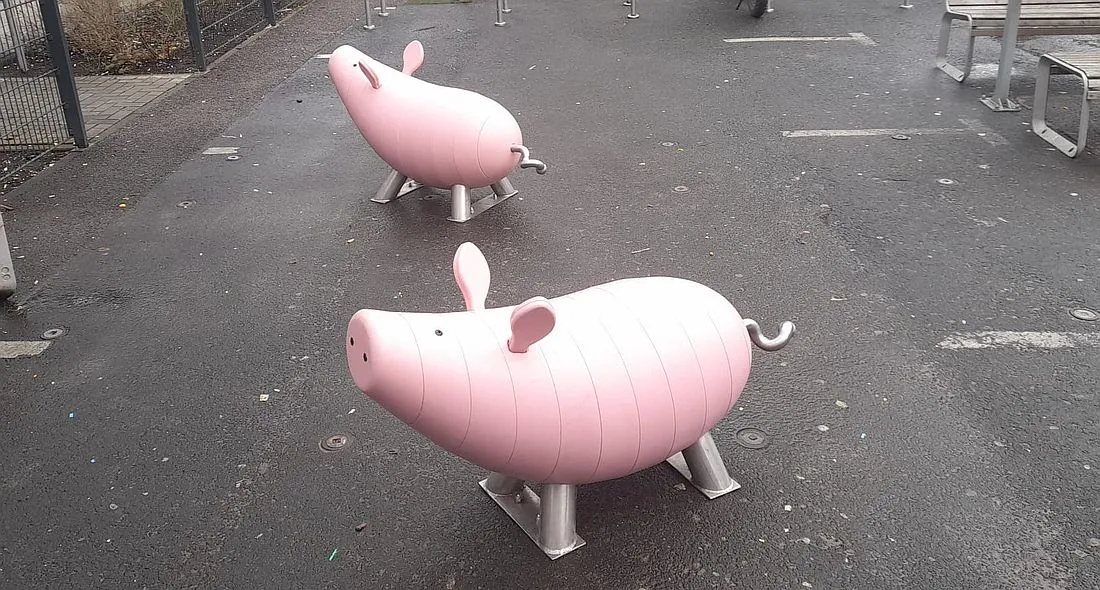 Nach Vandalismus: Holzschweine auf Hanauer Schweinemarkt haben wieder Ohren