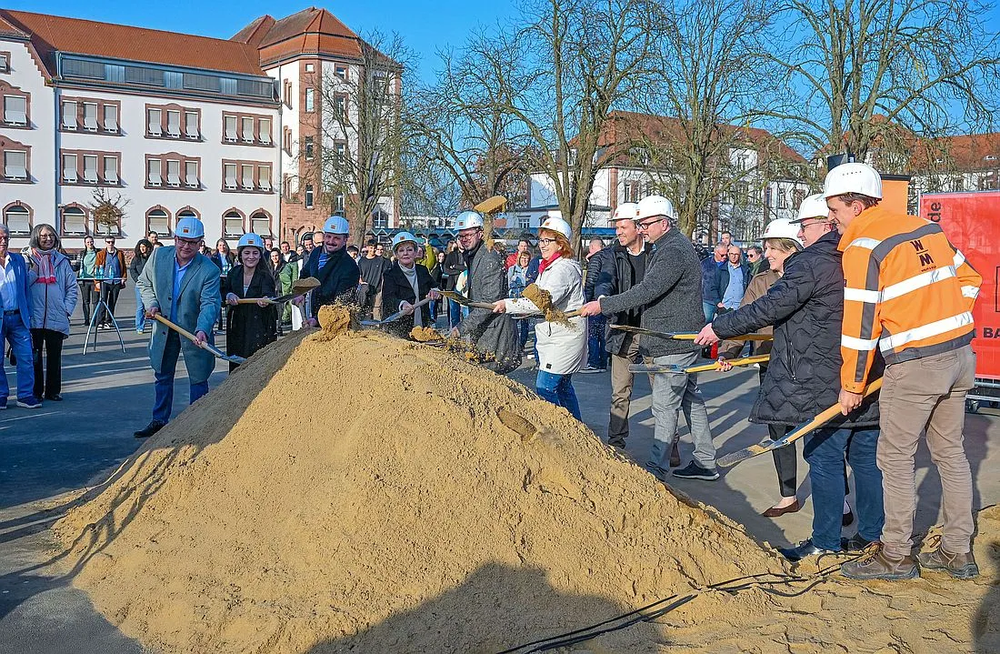 Hanau: Spatenstich für neunzügige Kooperative Gesamtschule