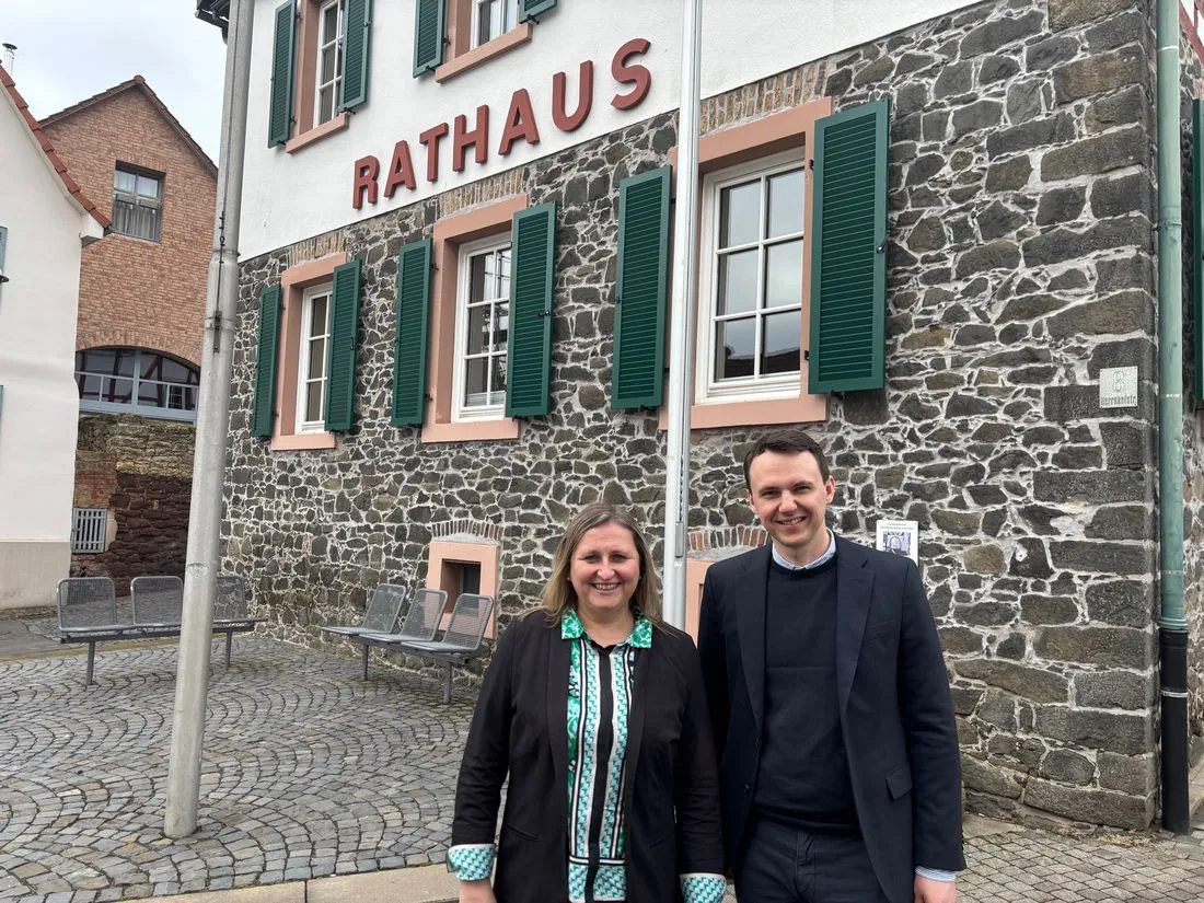 Pascal Reddig im Austausch mit Bürgermeisterin Carina Wacker