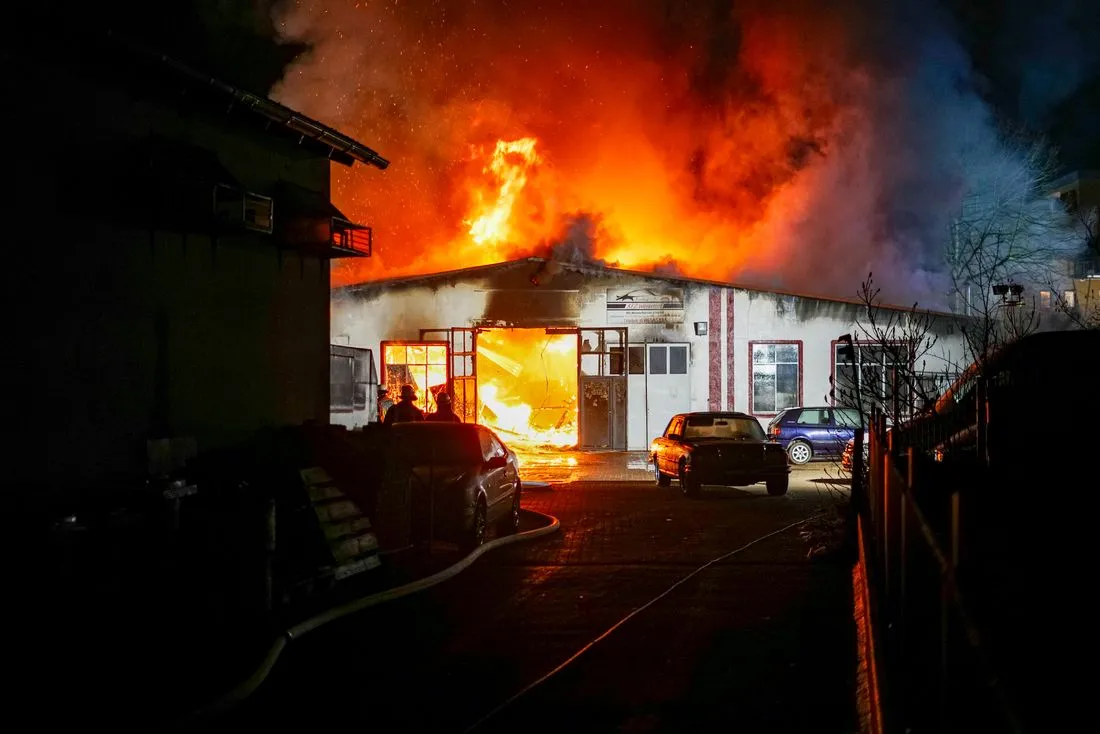 Steinau: Gewerbekomplex steht in Flammen