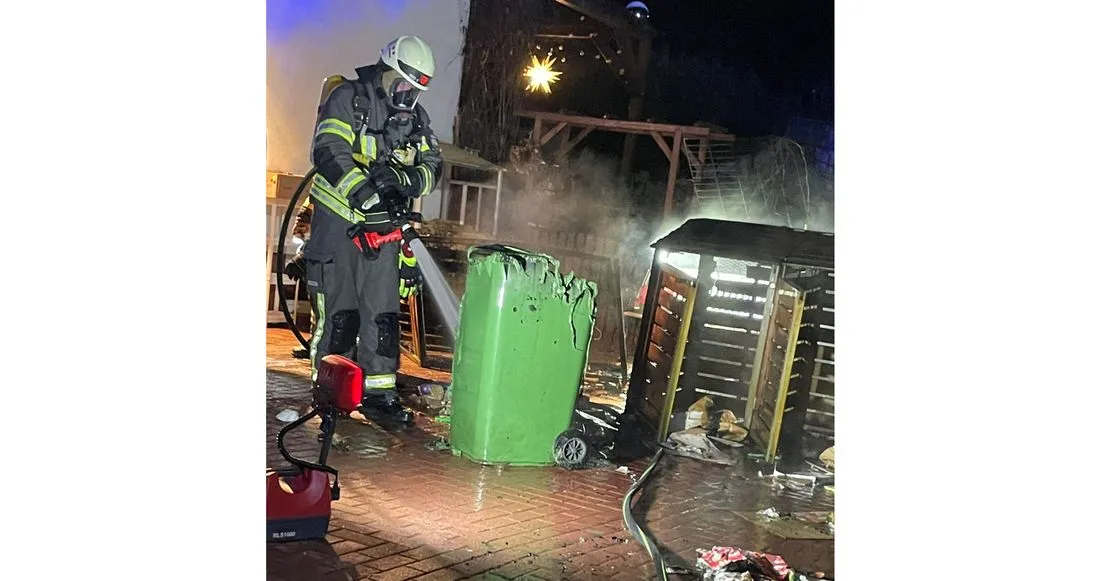 Nidderau: Müllcontainer und Hecke brennen