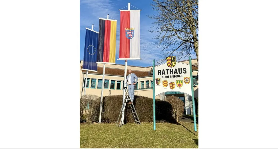 Am Nidderauer Rathaus weht täglich (auch) die Deutschlandflagge