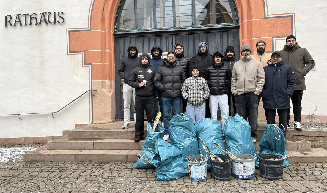 Steinau: Junge Muslime sammeln Überreste der Silvesternacht ein