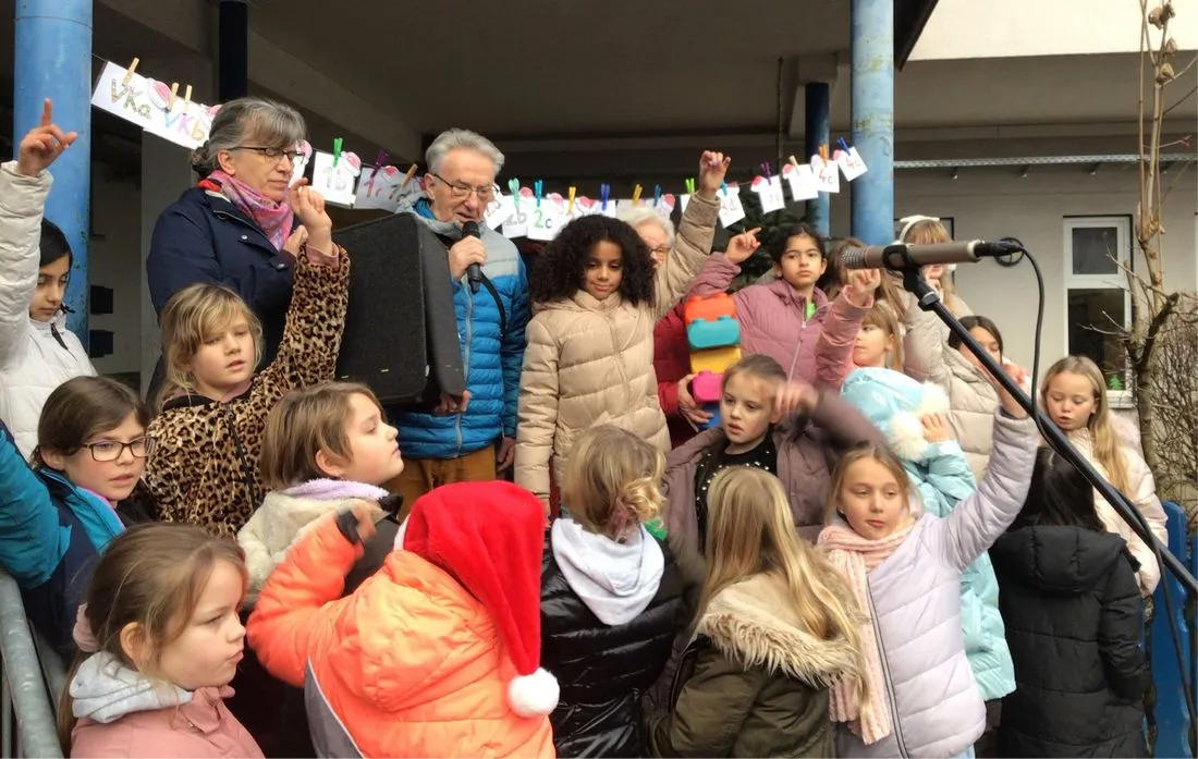 AWO spendet Lernbüros und große Lego-Bausteine an Grundschule