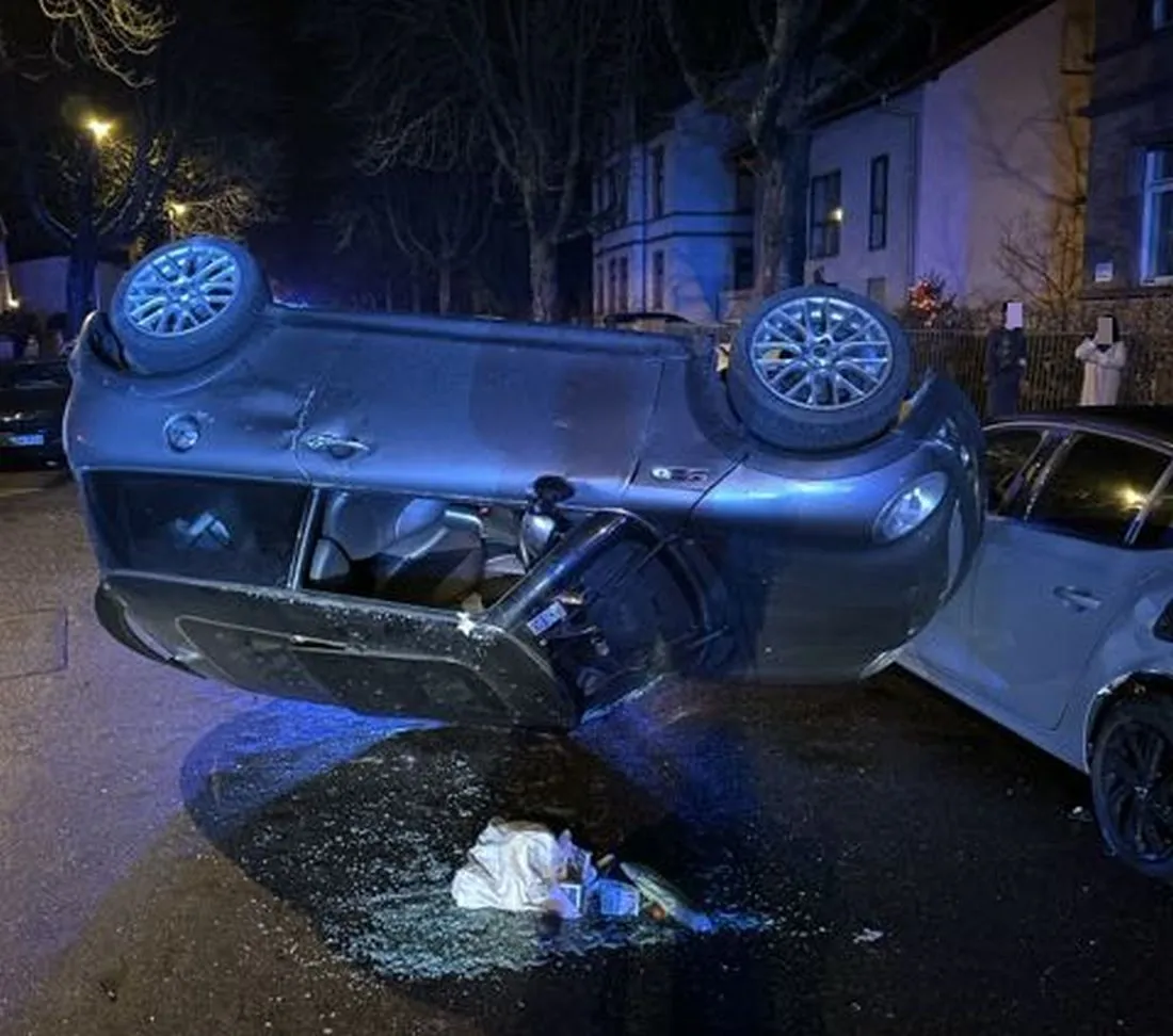 Hanau: 84-Jähriger überschlägt sich mit Mini-Cooper