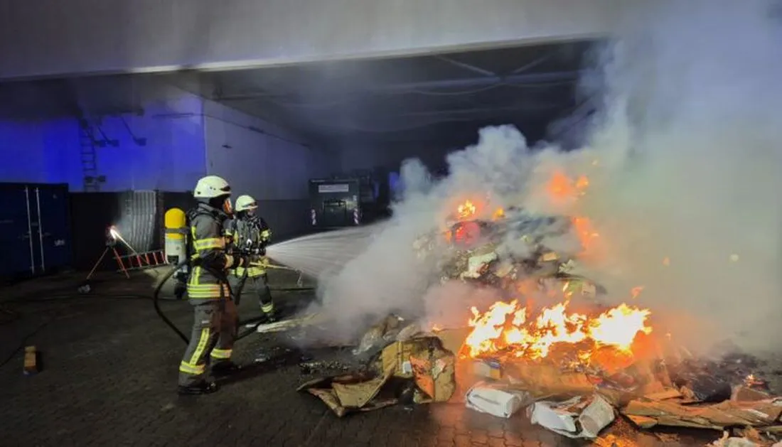 Nidderau: Müllpresscontainer brennt am Nidder Forum