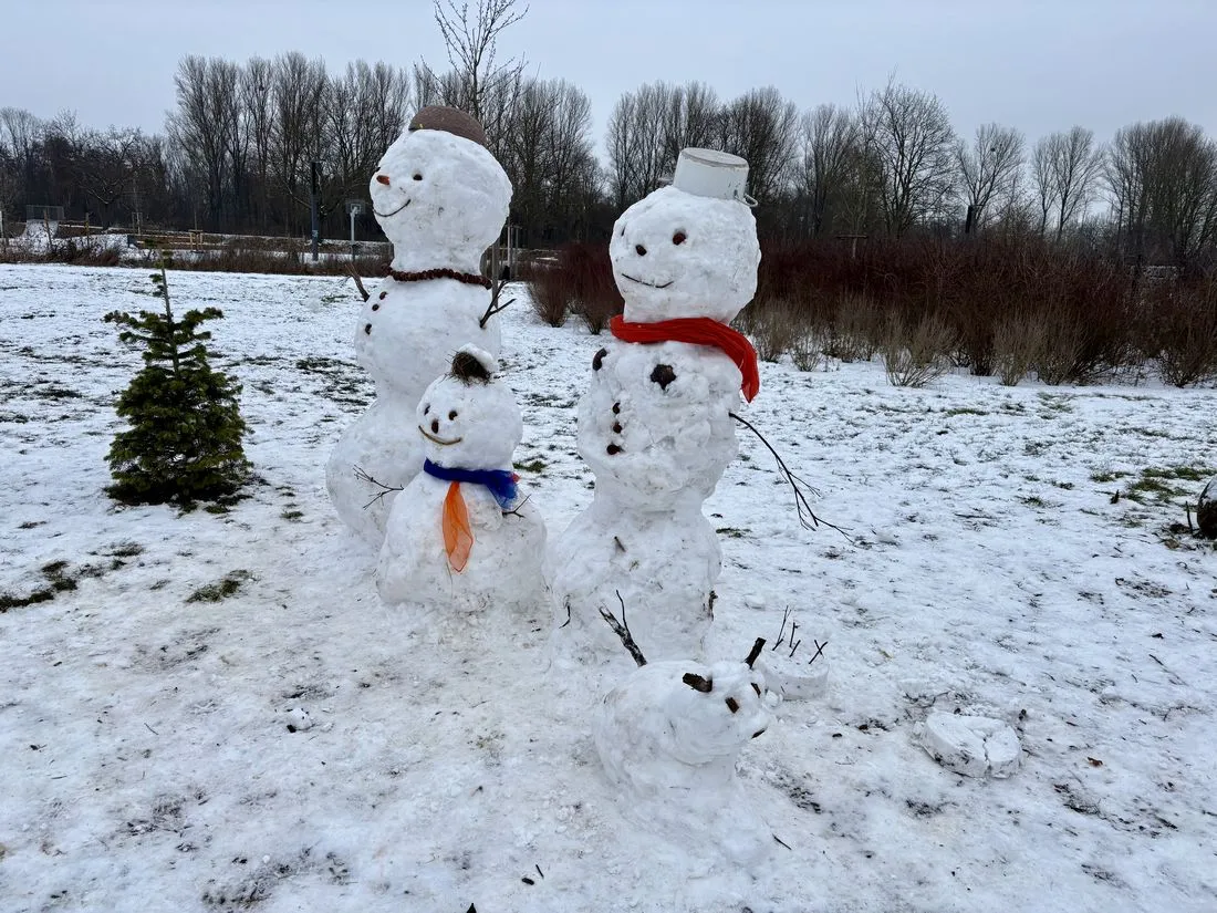 Natur-KiTa: Endlich genügend Schnee für eine Schneemannfamilie