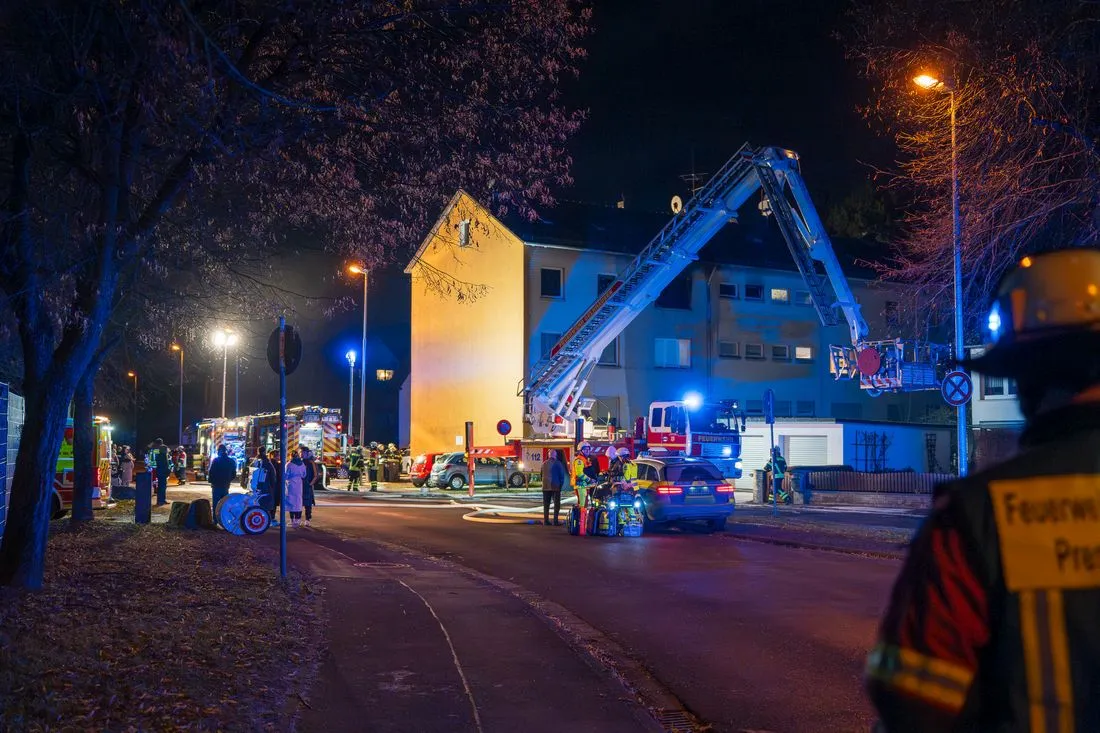 Gelnhausen: Wohnzimmer brennt in Mehrfamilienhaus