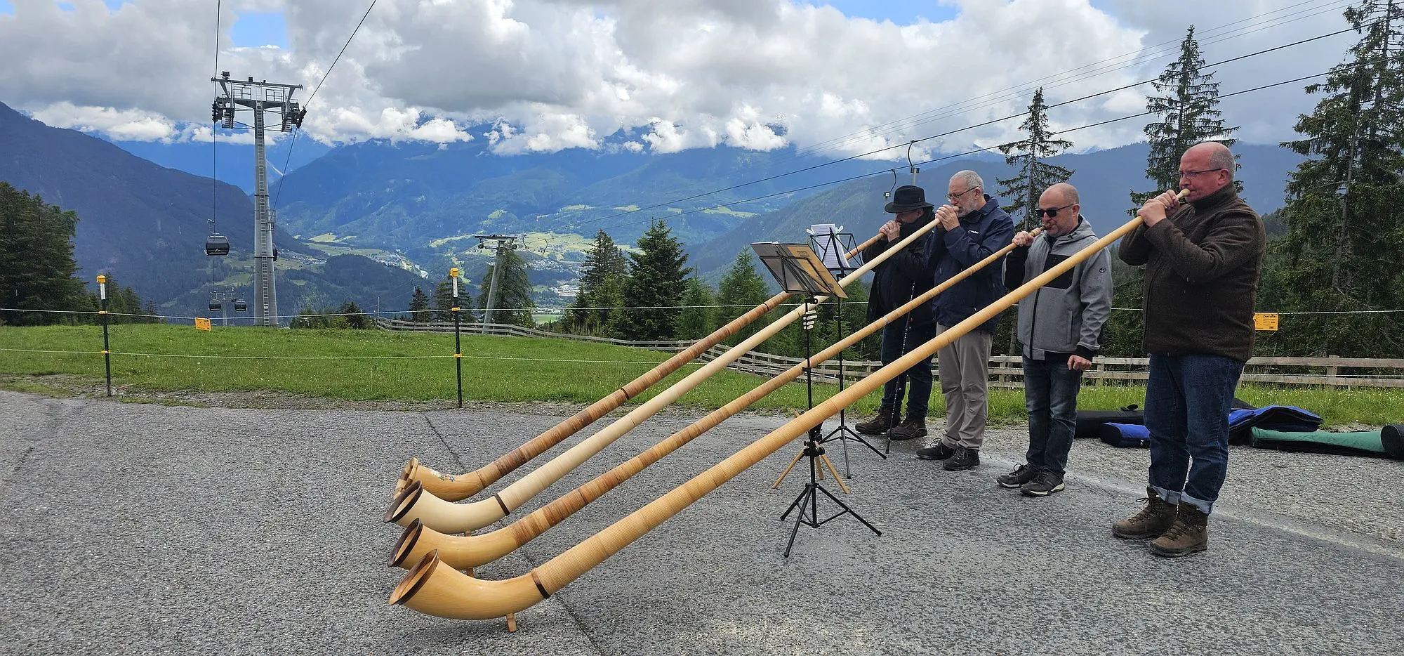 Kapelle in den Bergen: Mit Tubas in Tirol
