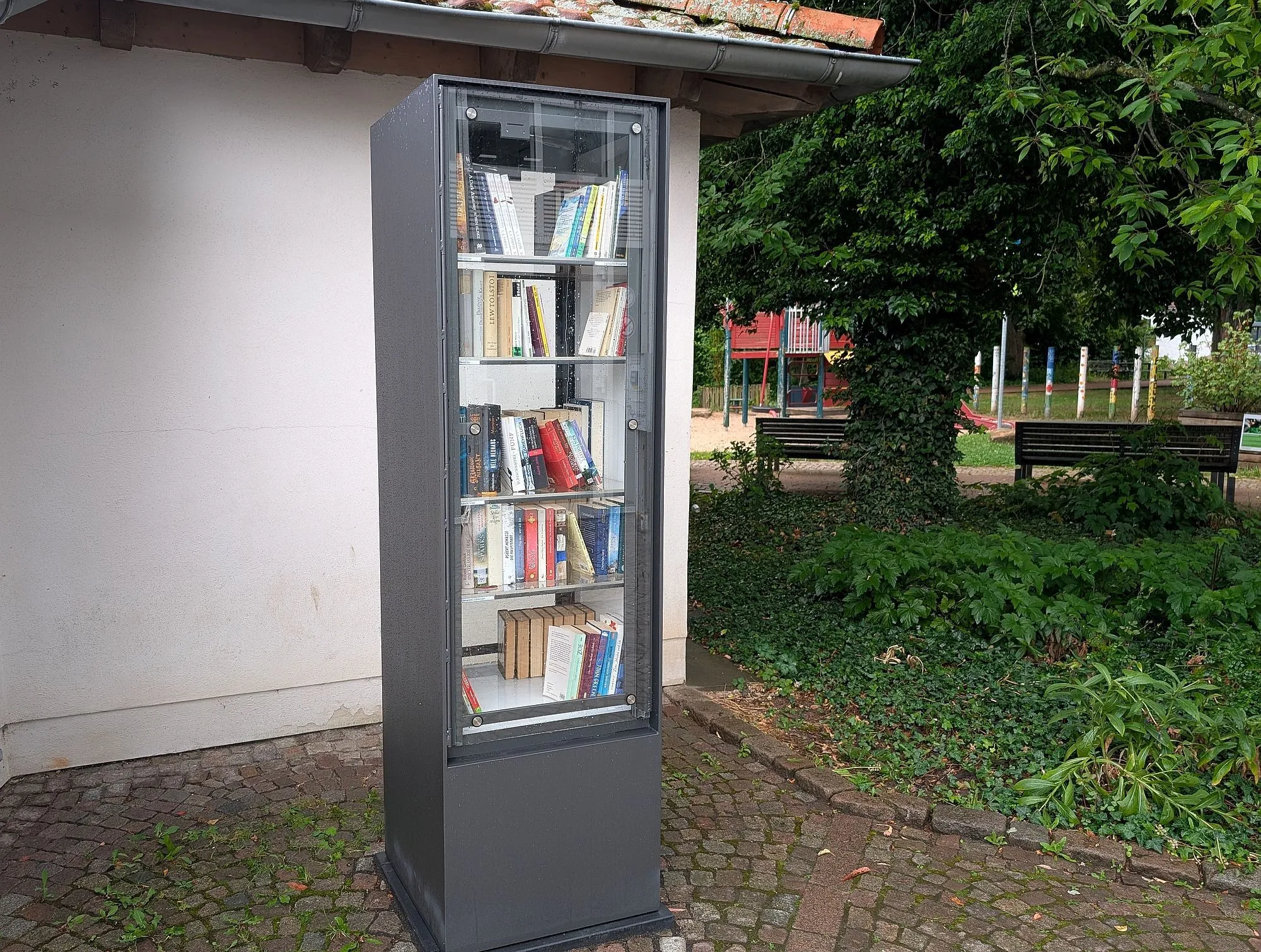 Einweihung eines öffentlichen Bücherschranks vor dem Rathaus