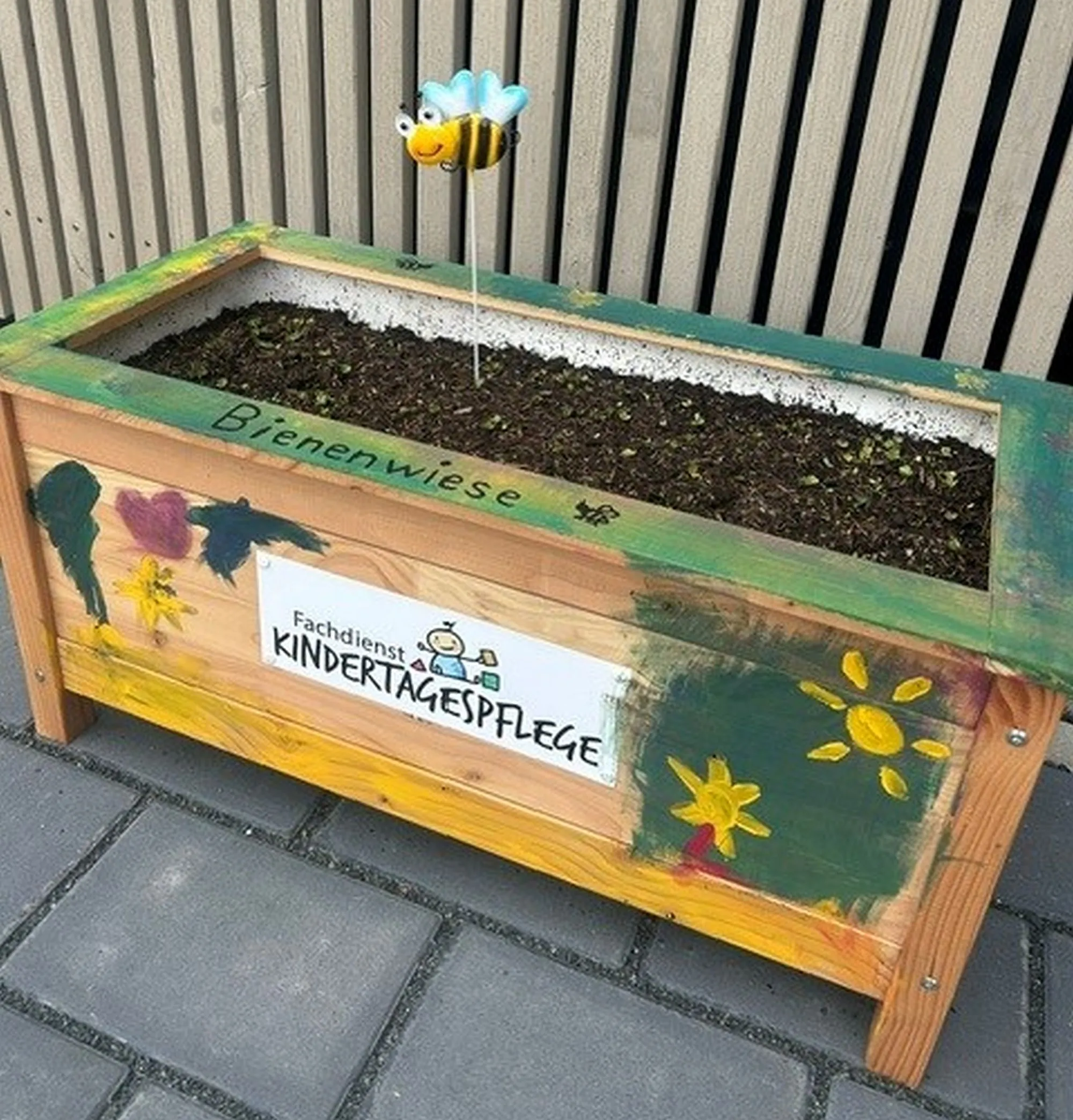 Matschhügel und Blumenwiese